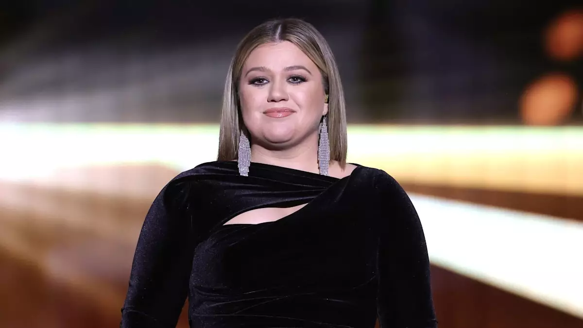 Kelly Clarkson Warns Fans Not to Throw Objects On Stage During Las Vegas Residency