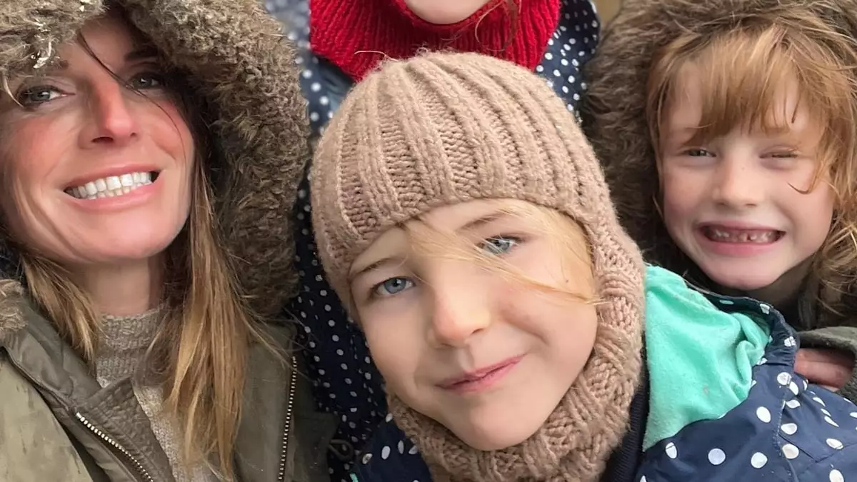 Capturing Family Moments: Amanda Owen’s Snowy Adventures with Her Mini-Me Children